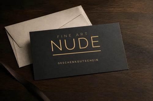 Fine-Art-Nude-Geschenkgutschein mit Umschlag auf einem dunklen Holztisch